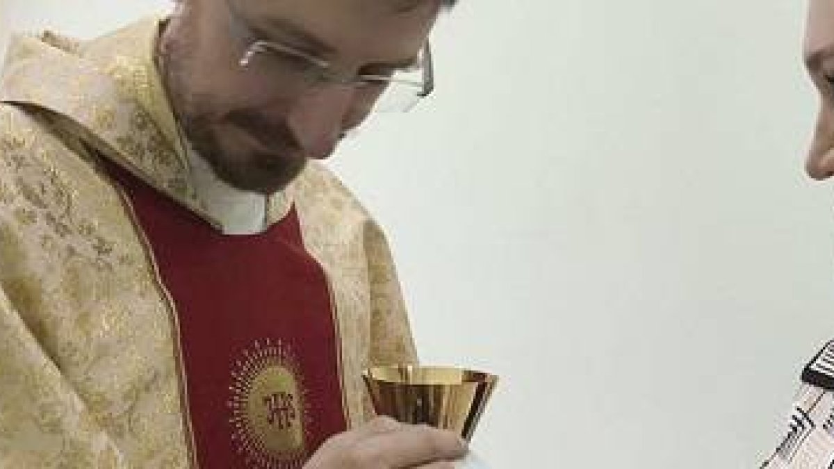 El padre Paganini, misionero italiano, en Siberia, donde los católicos descienden de deportados y presos