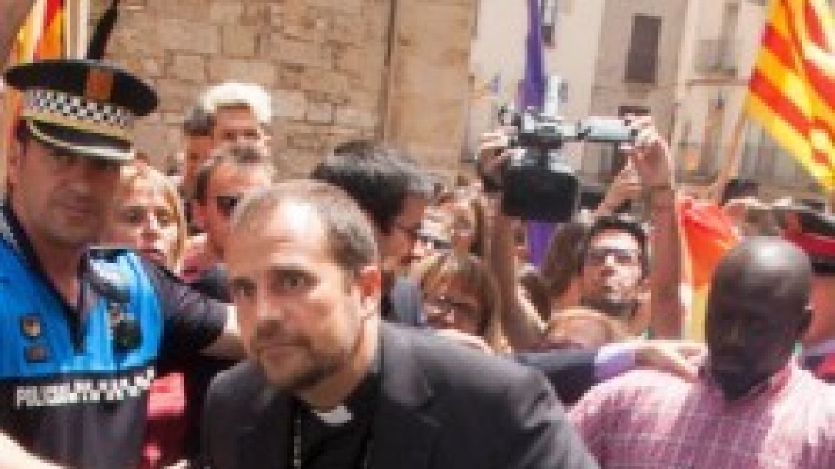 Xavier Novell, obispo de Solsona, escoltado por los Mossos durante un alboroto de la izquierda radical y LGTB contra él