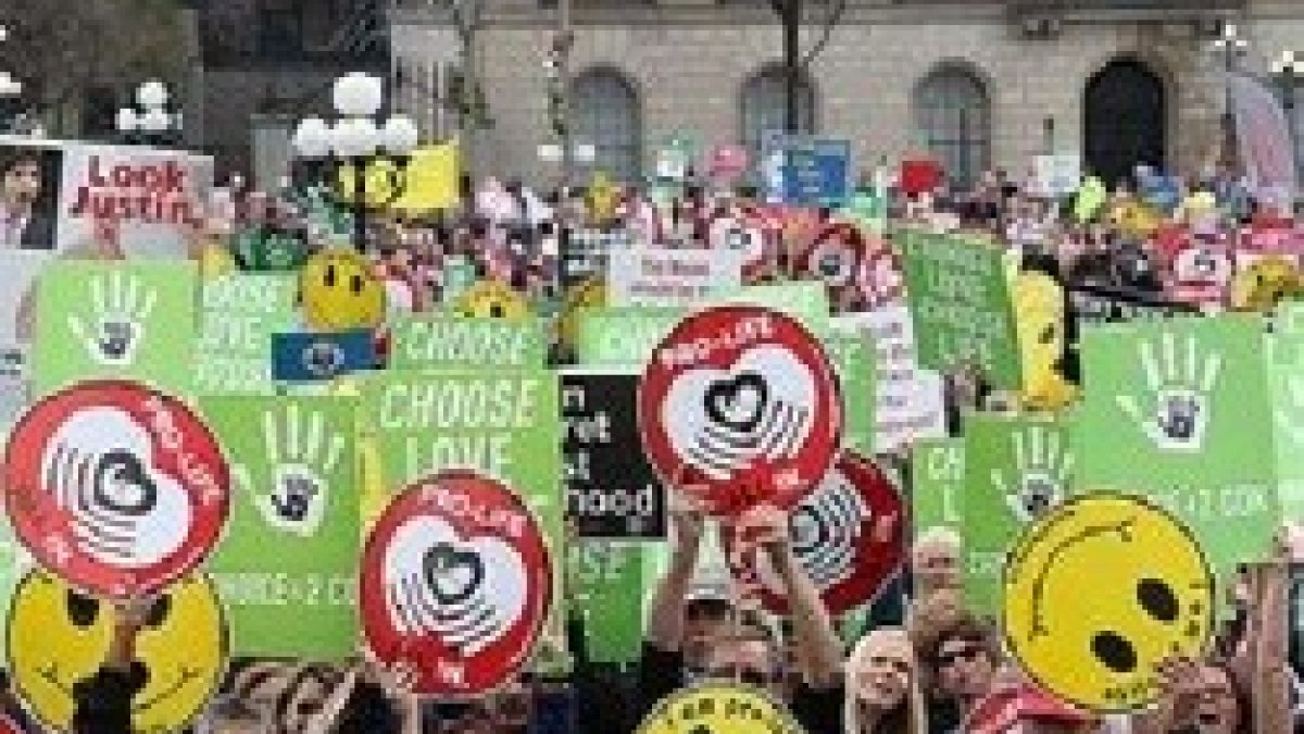 Miles de personas acudieron a la marcha pese a que la climatología fue adversa