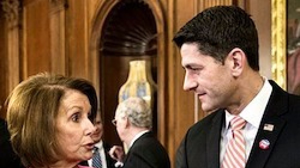 Nancy Pelosi, líder de la minoría demócrata en la Cámara de Representantes, junto a su sucesor y actual speaker (presidente), el republicano Paul Ryan. Un reparto de poder inverso al universitario.