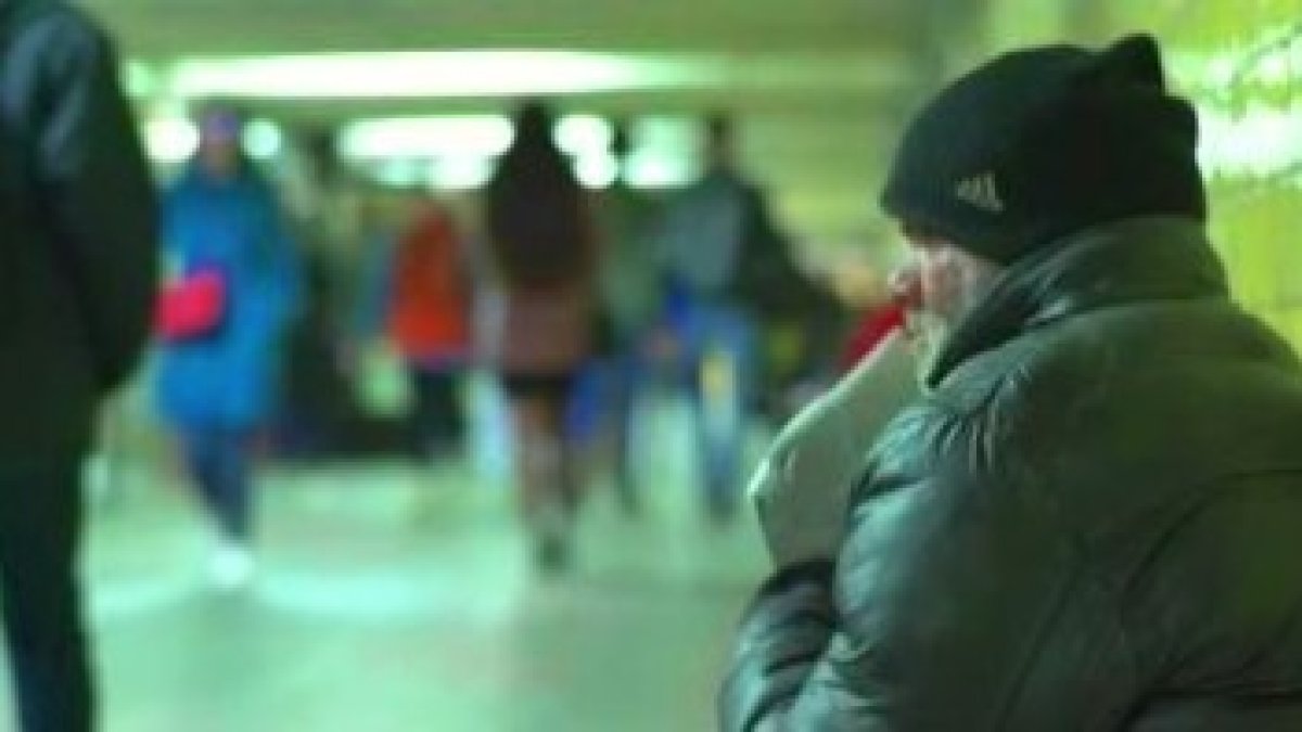 Mendigo en el metro - ahí fue donde este italiano sintió que Dios le aba una señal