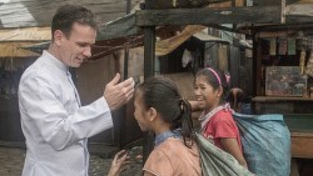 El misionero Matthieu Dauchez con niñas basureras de Manila - allí hay dolor, y también alegría