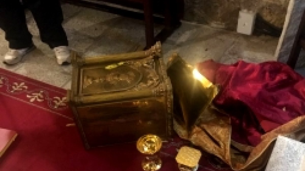 Sagrario arrancado y tirado al suelo de la parroquia de Fresnedillas de la Oliva