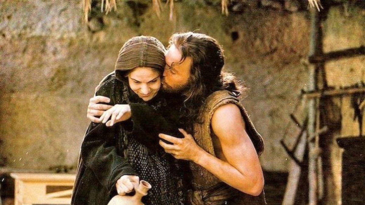 Madre e hijo: una de las escenas más entrañables de la película La Pasión de Mel Gibson.