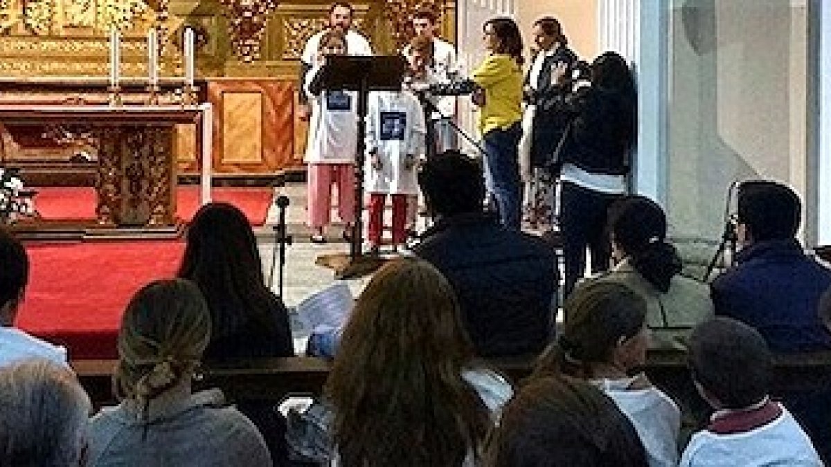 Cientos de personas acudieron a Ávila al Rosario en Familia por la unidad, concordia y paz entre los españoles.