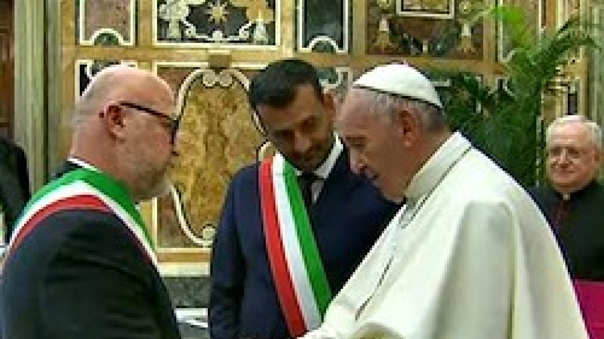 Francisco departió brevemente con todos los alcaldes italianos presentes.