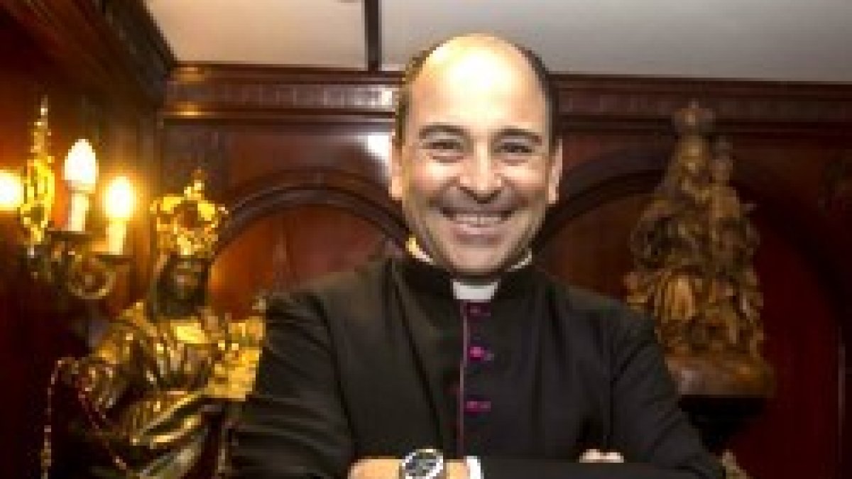 El capellán Gatón vuelve a dedicar 6 meses de viaje a bordo del buque escuela Juan Sebastián Elcano