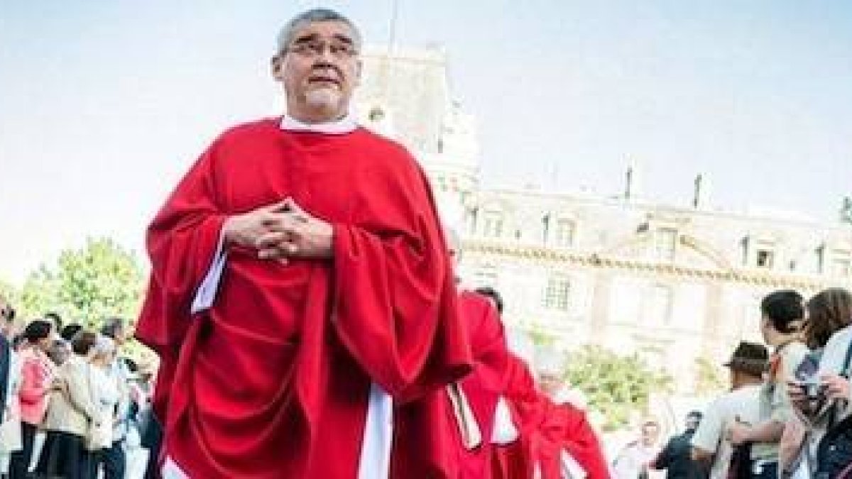 Monseñor Georges Colomb, el día de su consagración episcopal y entrada en la diócesis de La Rochelle y Saintes.