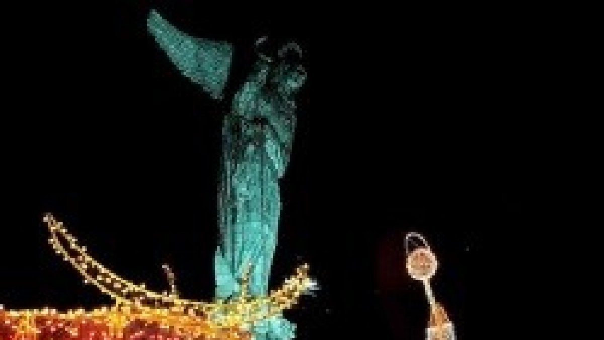 La Virgen siempre está sobre el Monte del Panecillo... las otras figuras, solo en Navidad