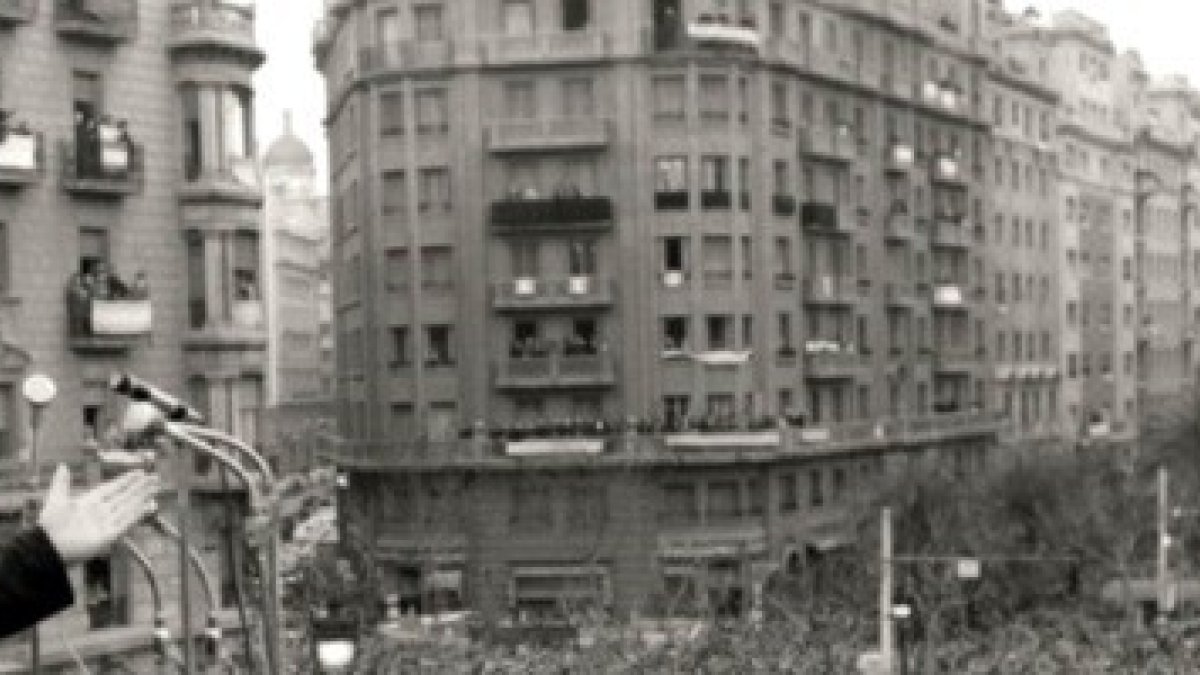El padre Peyton en 1965 en Barcelona reza el Rosario con cientos de miles de personas