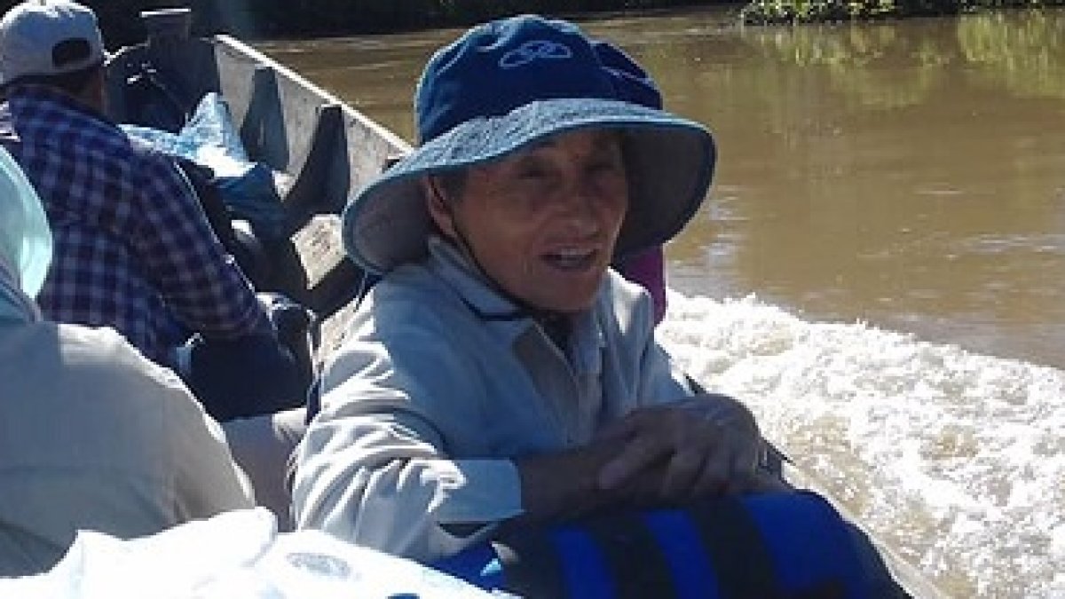 Adelina puede estar navegando cuatro días en canoa hasta llegar a las últimas comunidades que atiende