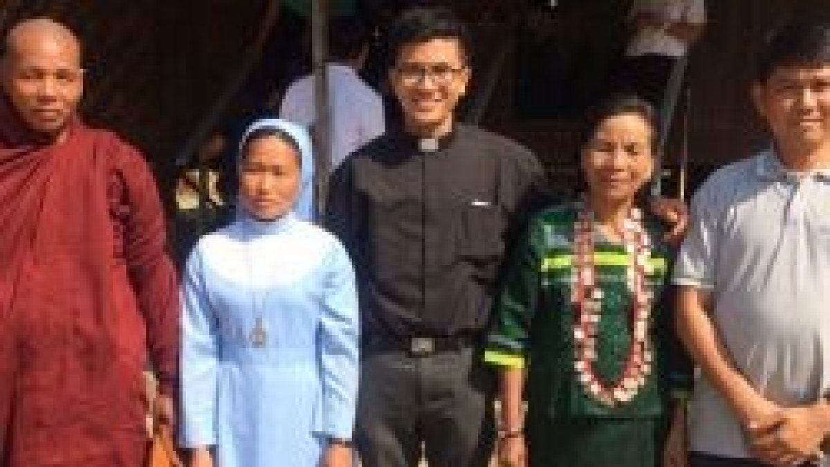 Matthew Shing, sacerdote dominico de Myanmar, con su familia y amigos
