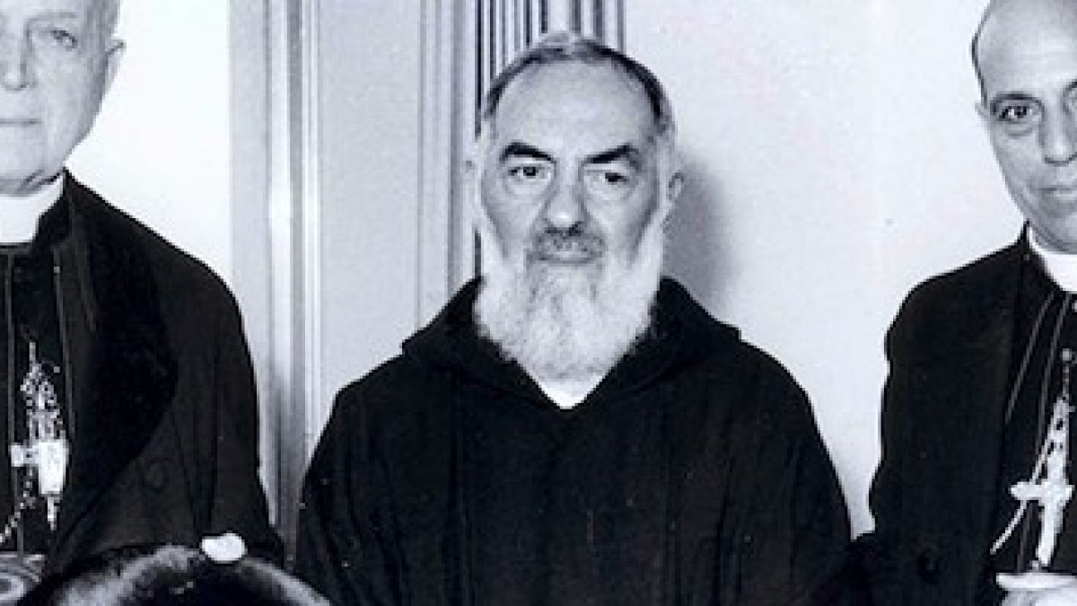 El Padre Pío, junto a dos príncipes de la Iglesia: cardenales y obispos visitaron con frecuencia al fraile estigmatizado.