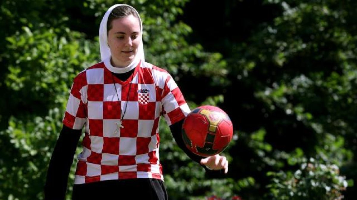 La hermana Marija Zrno se maneja bien con el balón