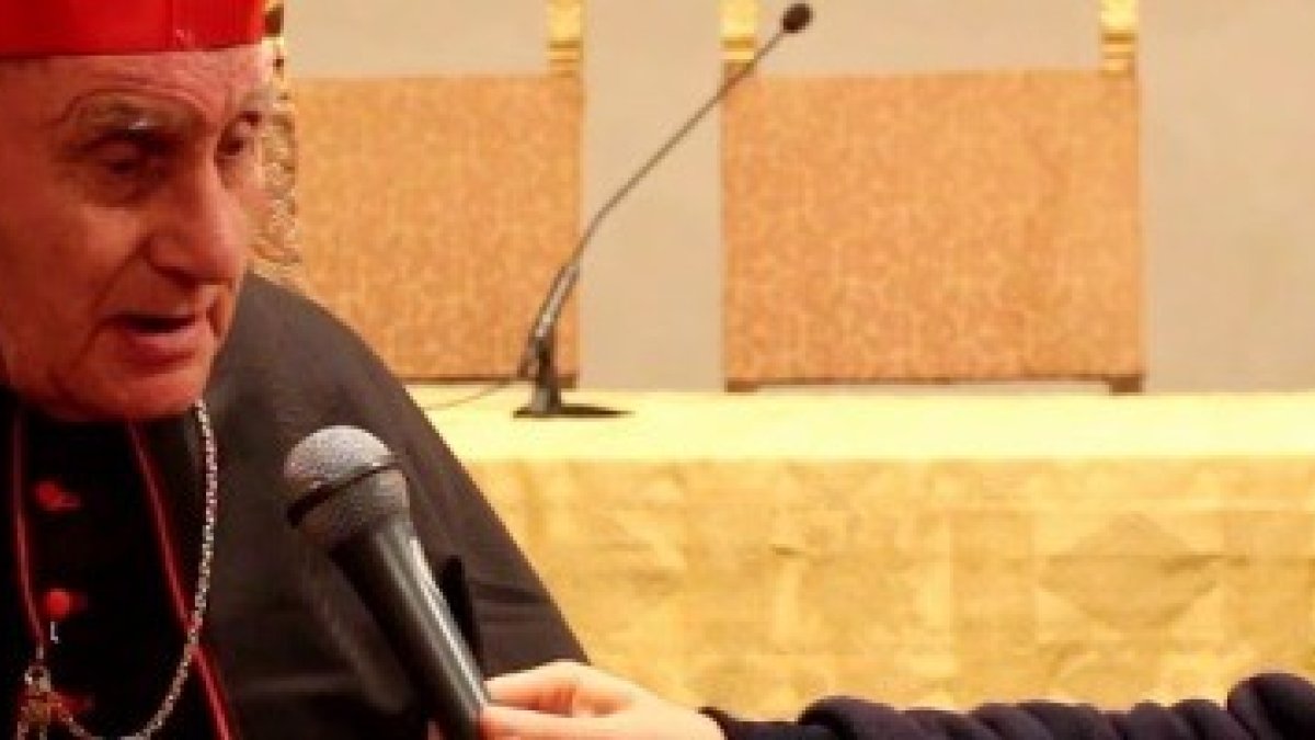 El cardenal Simoni, albanés, cuenta que a sus 90 años hace exorcismos por teléfono cada día