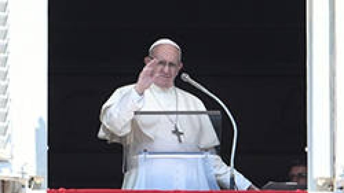 Francisco en el Ángelus: lo fundamental en la vida de fe es «el amor de Dios y el amor al prójimo»