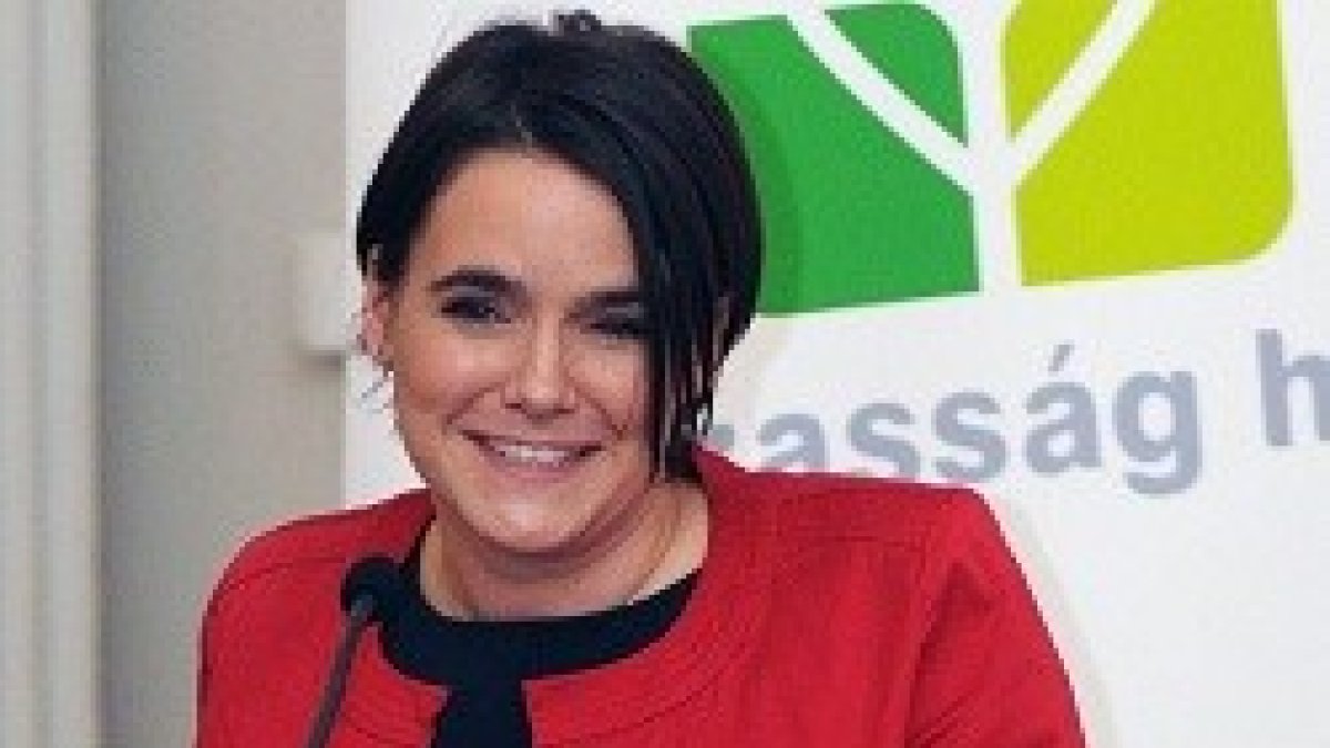 La ministra de Asuntos de Familia de Hungría afirma que hay que ir más allá de las subvenciones