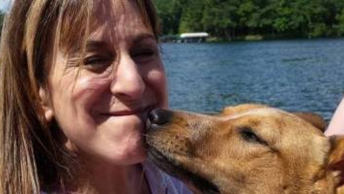 Bonnie Rapkin, en una escena divertida con uno de sus perros...