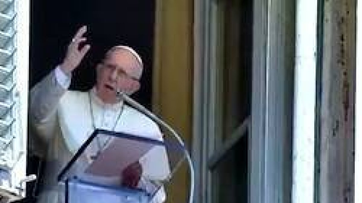 Tras impartir la bendición, Francisco invitó a rezar de nuevo, por Kerala, en la India, donde las inundaciones han dejado cientos de muertos.