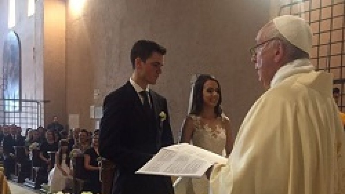 El Papa quiso presidir la boda del guardia suizo y la archivera vaticana