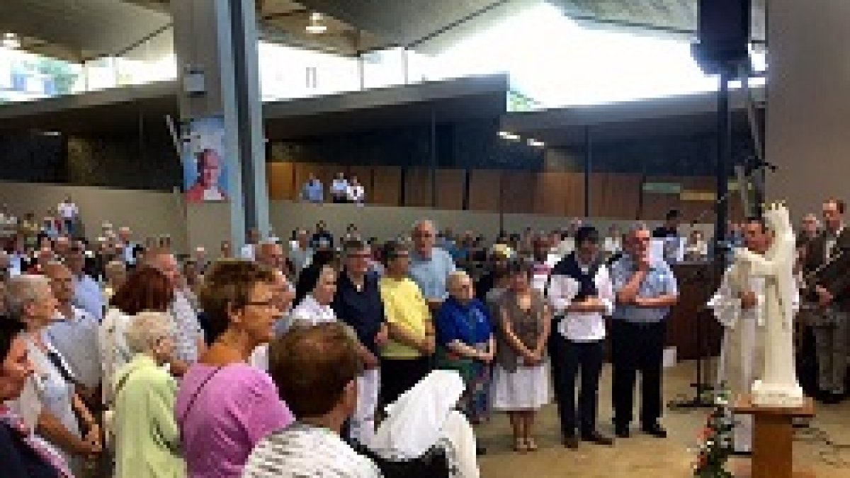 Fieles belgas rezan ante Nuestra Señora de Beauraing.