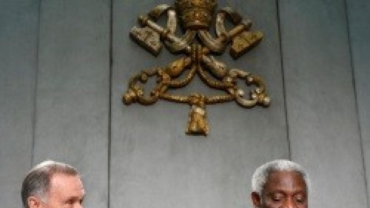 Ladaria y el cardenal Turkson con el nuevo documento sobre ética en la economía