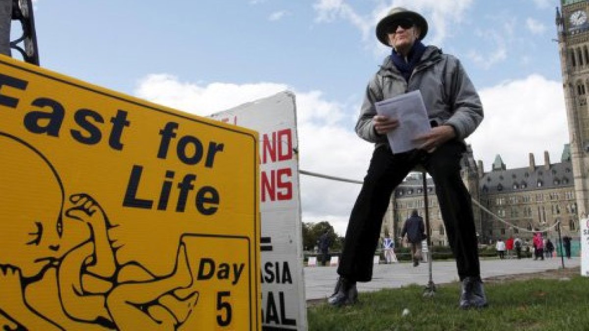 El padre Van Hee va a cumplir 30 años como manifestante con oración y ayuno contra el aborto en Parliament Hill