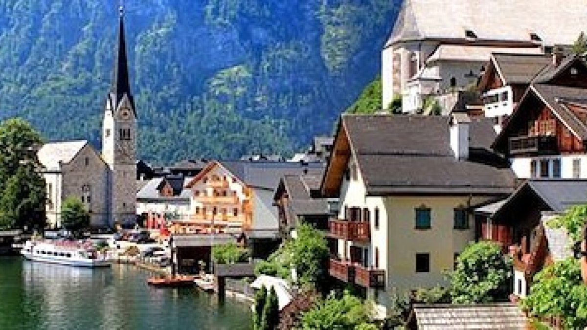 Ciudad y lago de Halstatt, en Austria, uno de los parajes urbanos más bellos del mundo, perfecto engarce de la obra del hombre en la obra de Dios.
