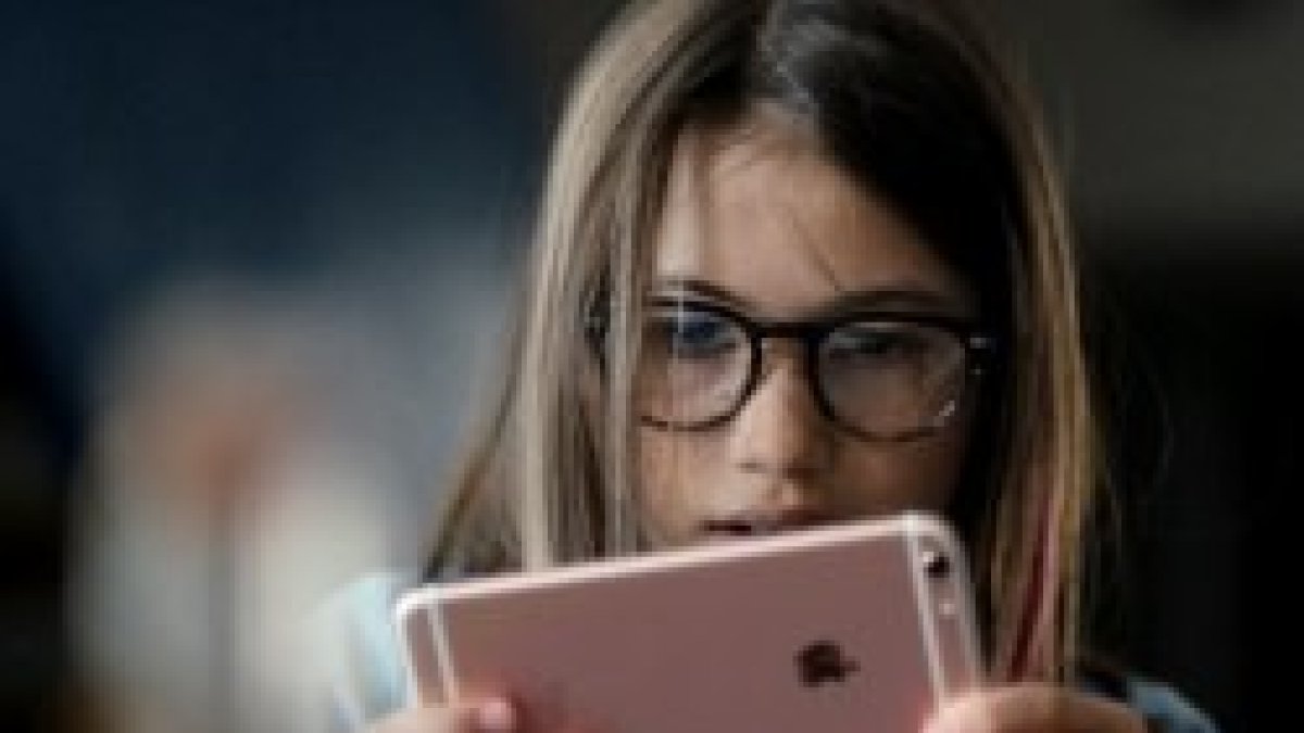 Una joven se edifica con la Biblia y las lecturas del día en la nueva app de la Conferencia Episcopal