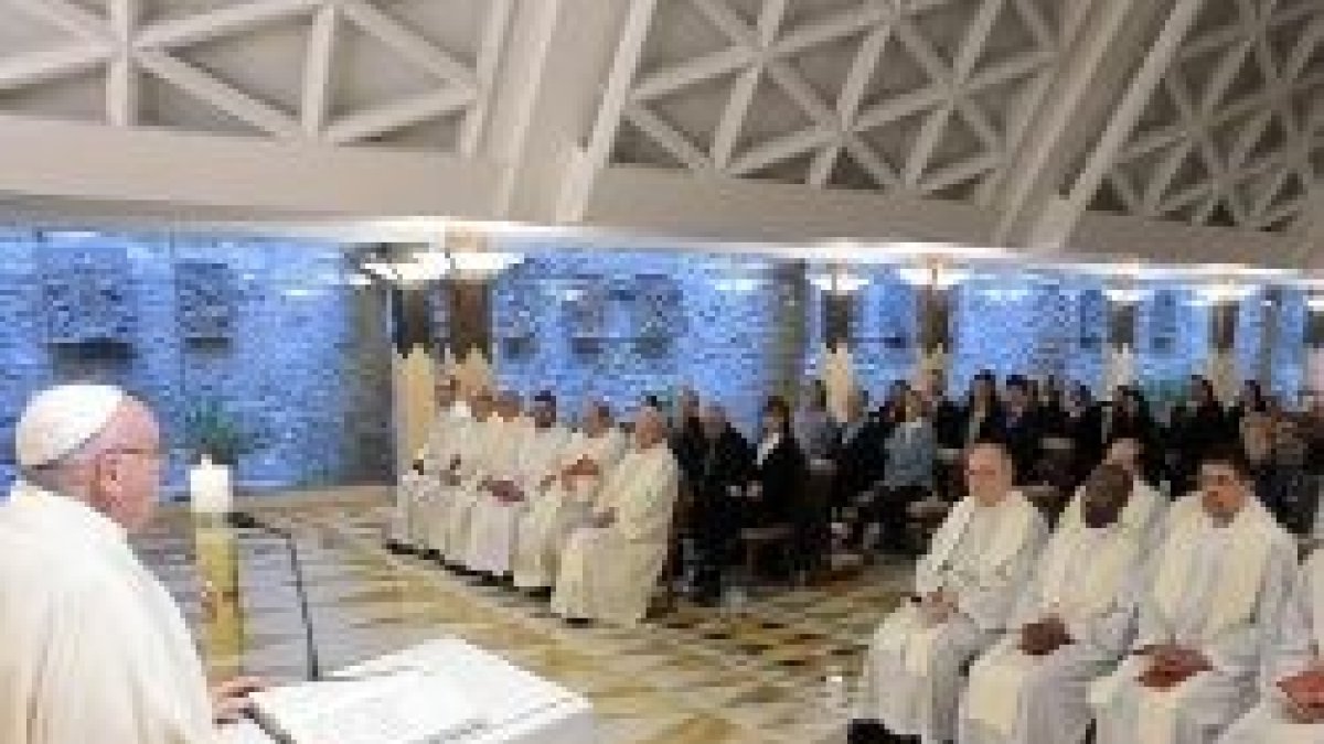 Francisco, en Santa Marta, dice que no se puede evangelizar desde la poltrona