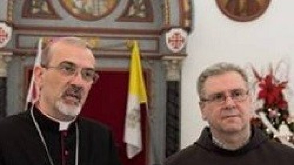A la izquierda, Pierbattista Pizzaballa, administrador apostólico del Patriarcado Latino; a la derecha, Francis Patton, custodio