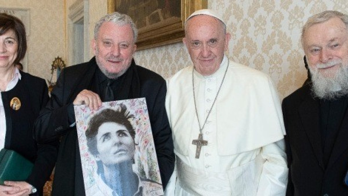 Ascensión Romero, Kiko Argüello, el padre Mario Pezzi y un retrato de Carmen Hernández, con el Papa