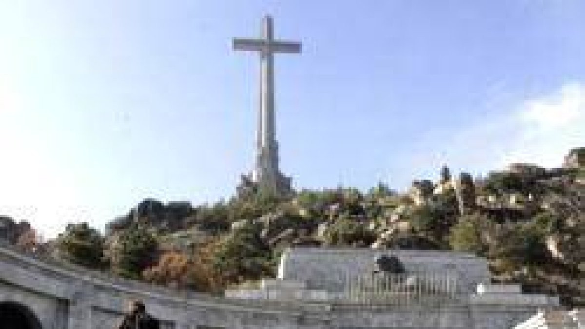 El Valle de los Caídos no solo destaca por la tumba de Franco, sino por su colosal cruz, que molesta a muchos laicistas