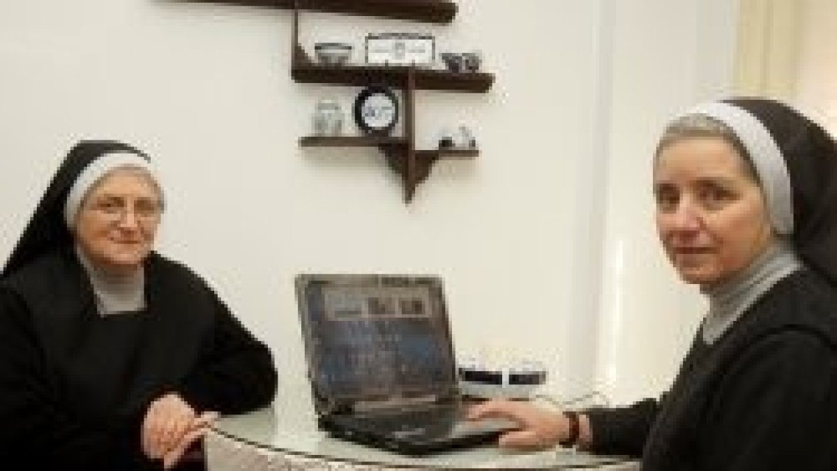 Las benedictinas de Transmañó, cerca de Vigo, con su portátil...