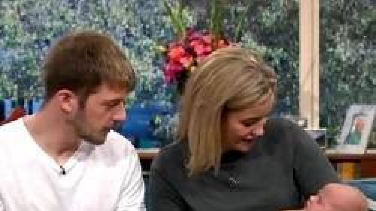 Thomas y Kate Evans, padres de Alfie, participaron en una entrevista donde mostraron al pequeño Thomas