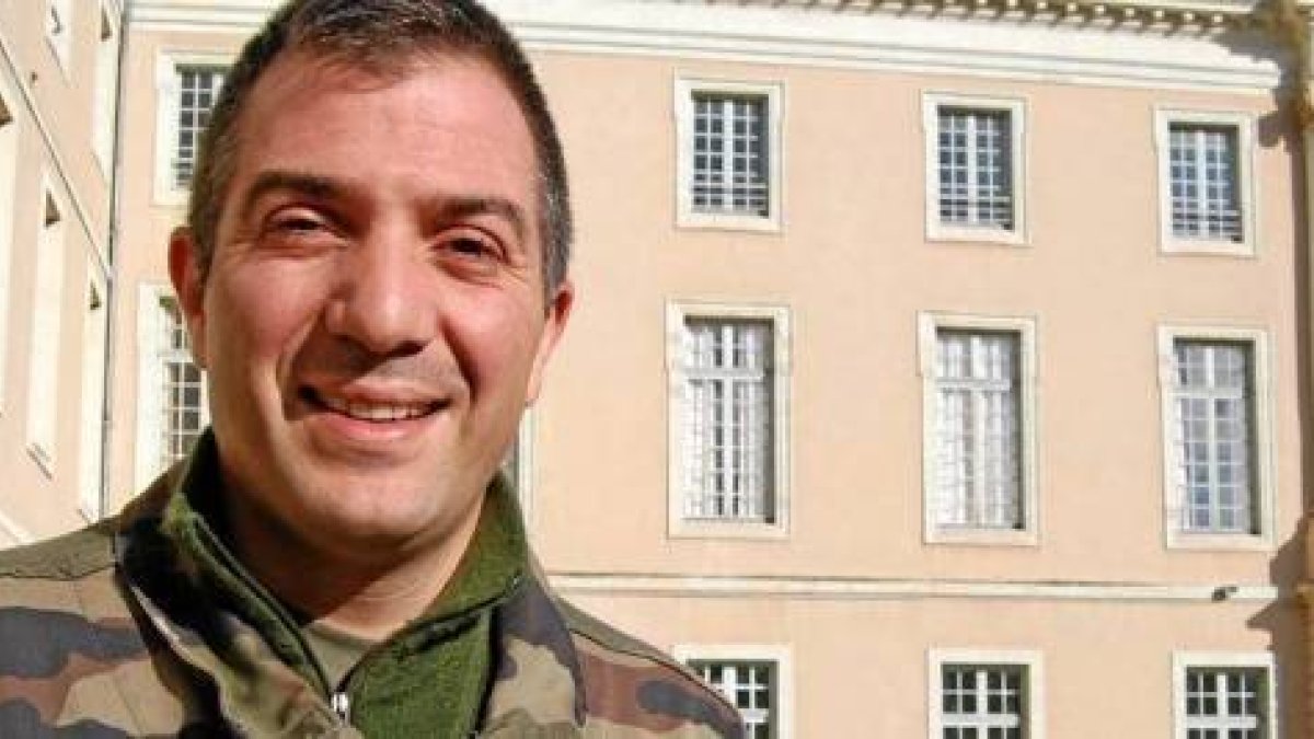 El padre Renaud, capellán militar francés, explica lo que aprendió bajo fuego en el desierto afgano