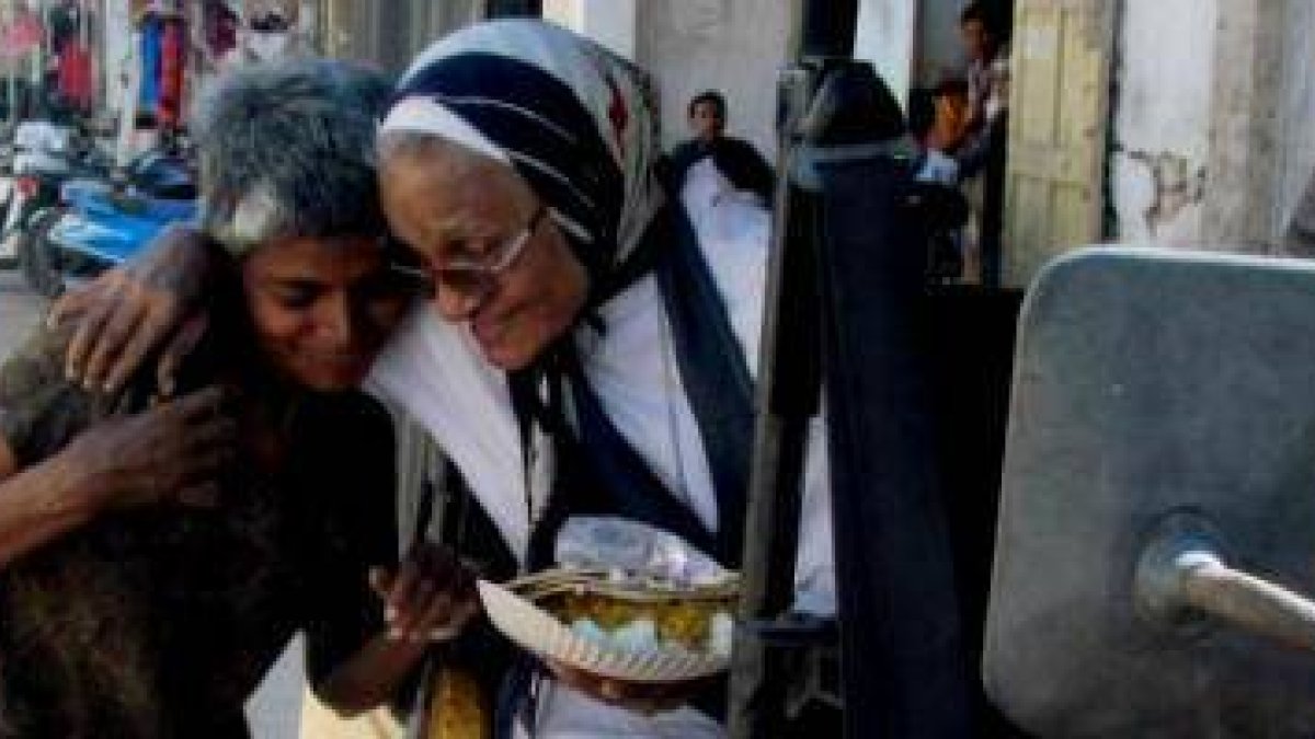 La hermana Elsie con una de las enfermas psíquicas de las calles a las que alimenta y visita cada día