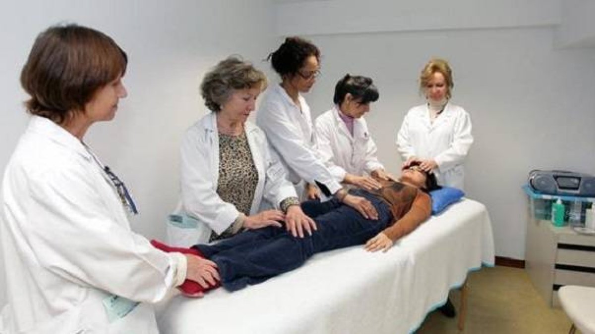 El reiki se ofrece incluso en hospitales, y por ello asociaciones de médicos y de pacientes pide que se prohíba