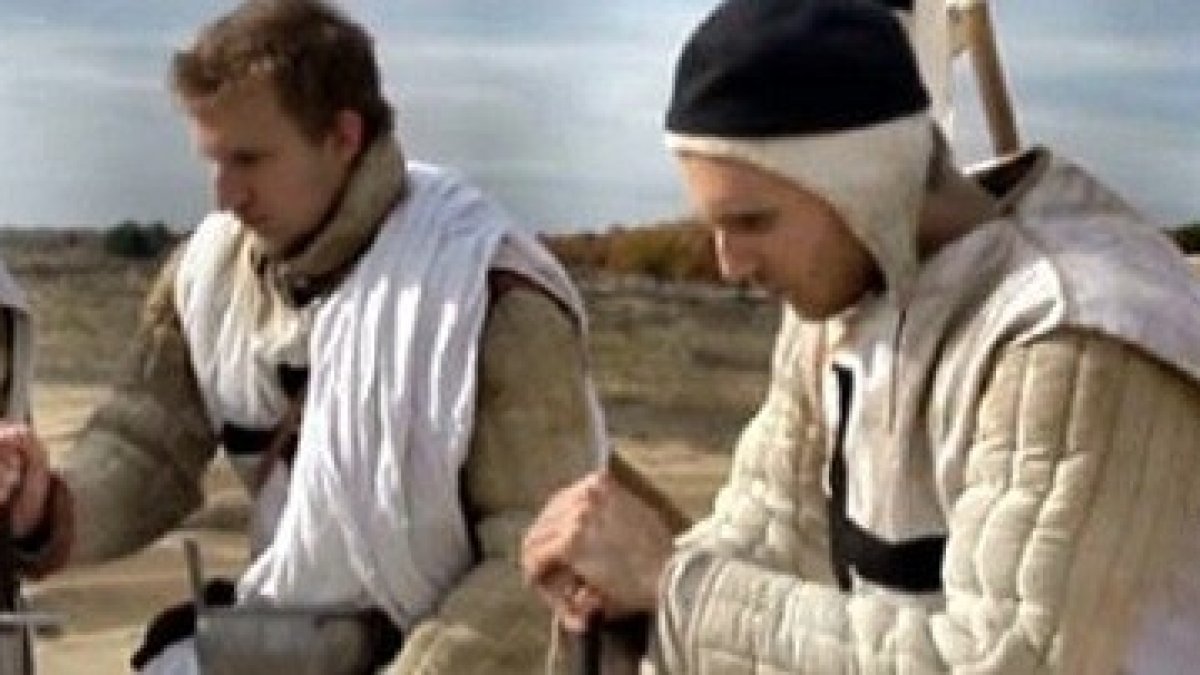 Caballeros cruzados, en un documental de EWTN. En el momento álgido de los hombres, todos se arrodillaban ante una mujer.