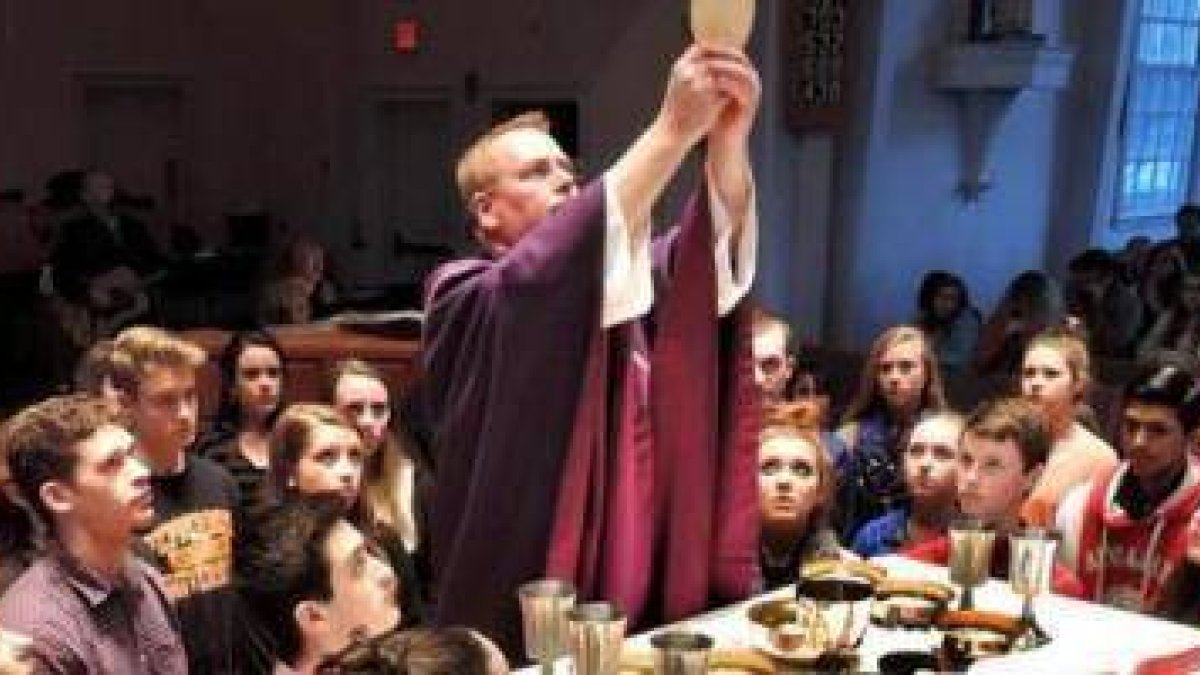 Misa y adoración con jóvenes de LifeTeen en una parroquia de EEUU