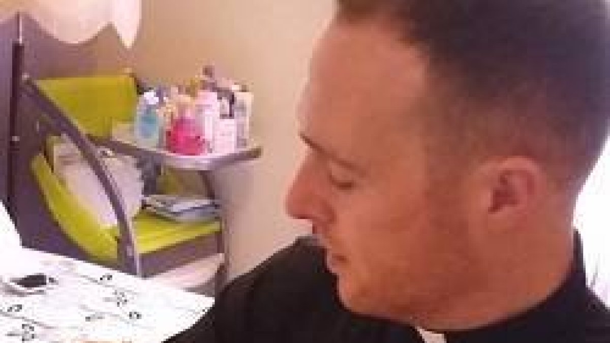 David sostiene al bebé al que rescató del abortorio