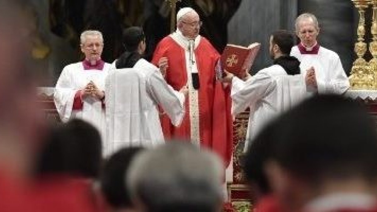El Papa Francisco presidió la misa de Pentecostés en San Pedro del Vaticano