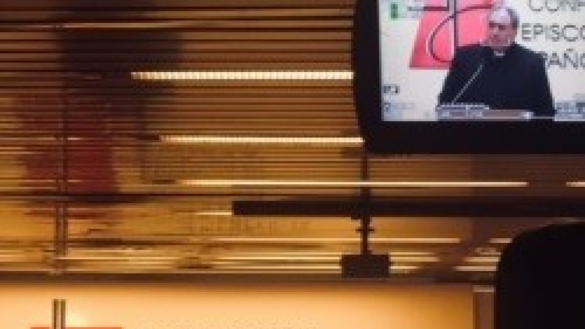 Gil Tamayo ante la prensa en la sede de Conferencia Episcopal