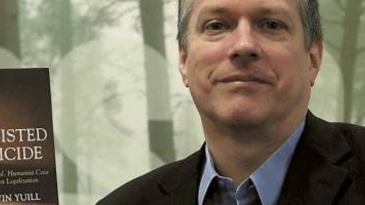Kevin Yuill se define como ateo y liberal - tiene un libro que argumenta contra legalizar el suicidio asistido
