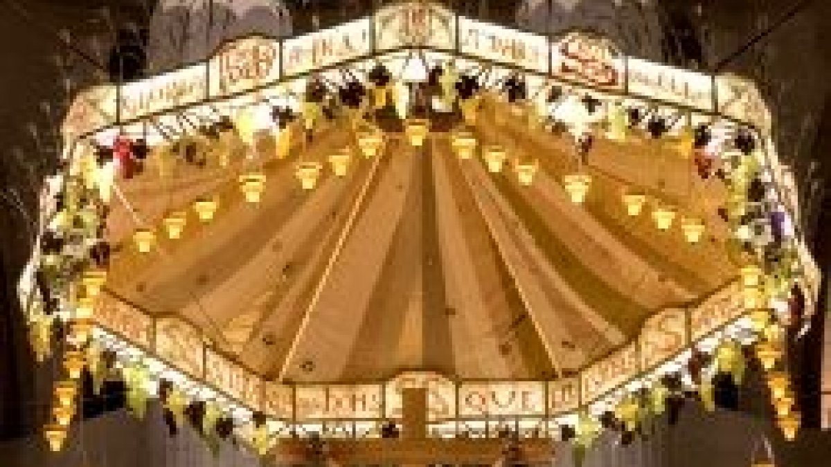 El baldaquino de la Sagrada Familia simboliza el Espíritu Santo