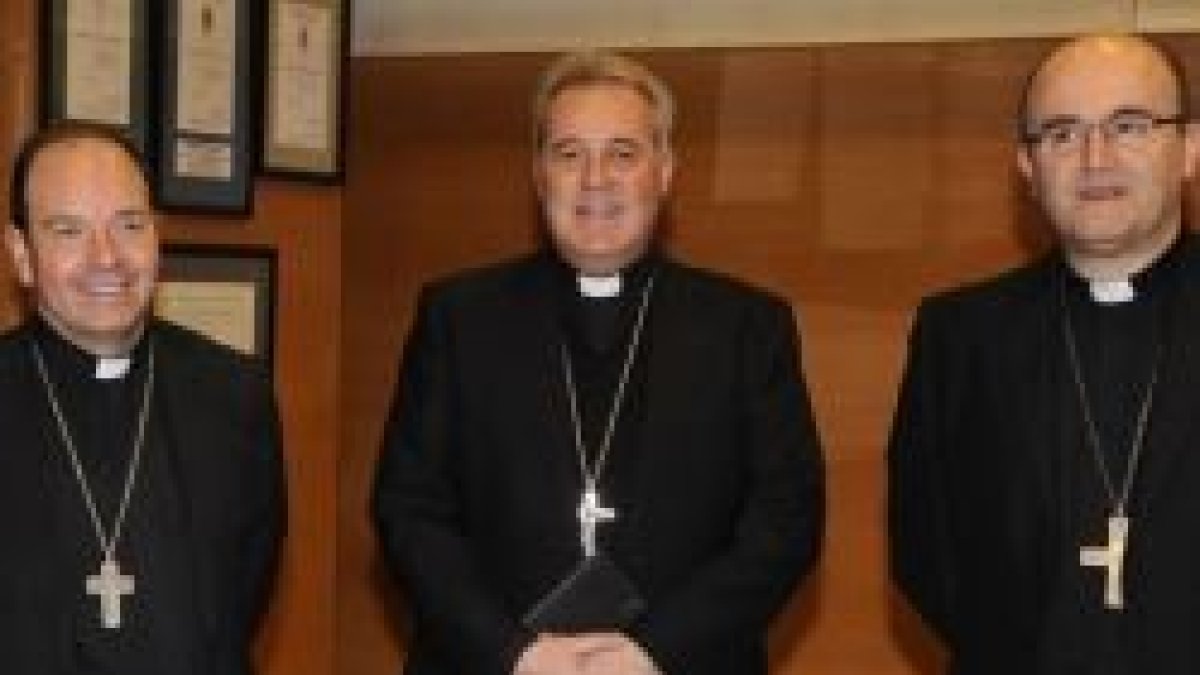 De izquierda a derecha, el obispo de Vitoria, el de Bilbao y el de San Sebastián