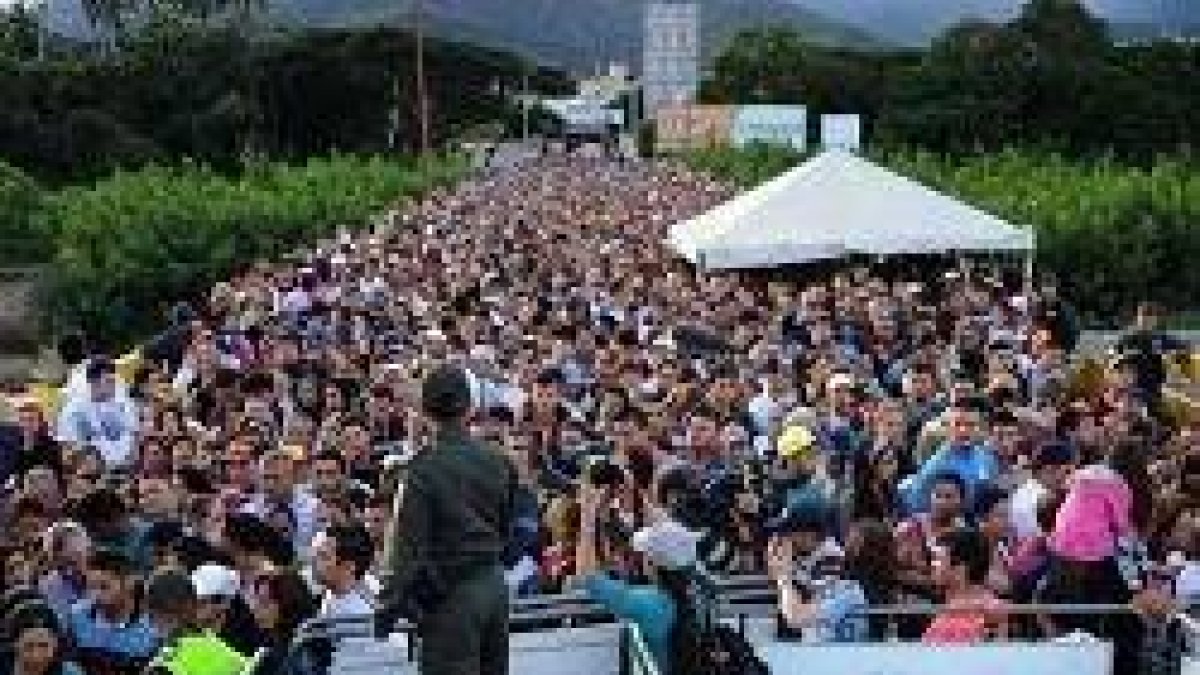Miles de venezolanos pasan por la ciudad de Pacaraima al pasar a Brasil