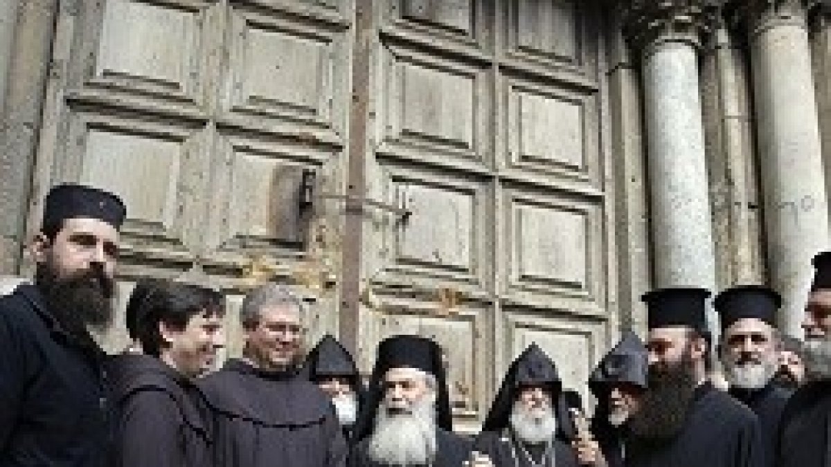 Los líderes cristianos de Tierra Santa, frente al Santo Sepulcro, ya con las puertas cerradas