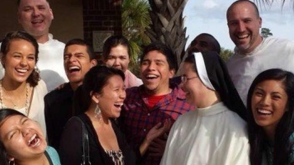 Un chiste puede ayudar a llamar la atención, despertar a la feligresía y crear lazos de amistad