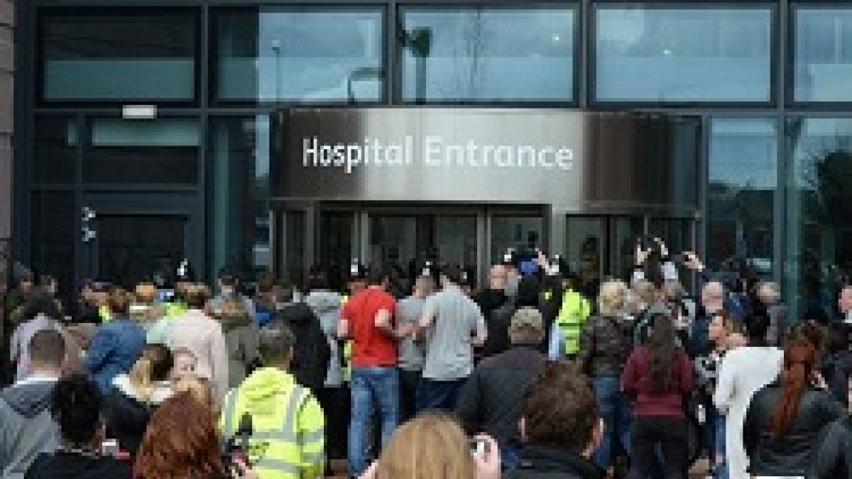 Protestas frente al Alder Hey cuando desconectaron a Alfie